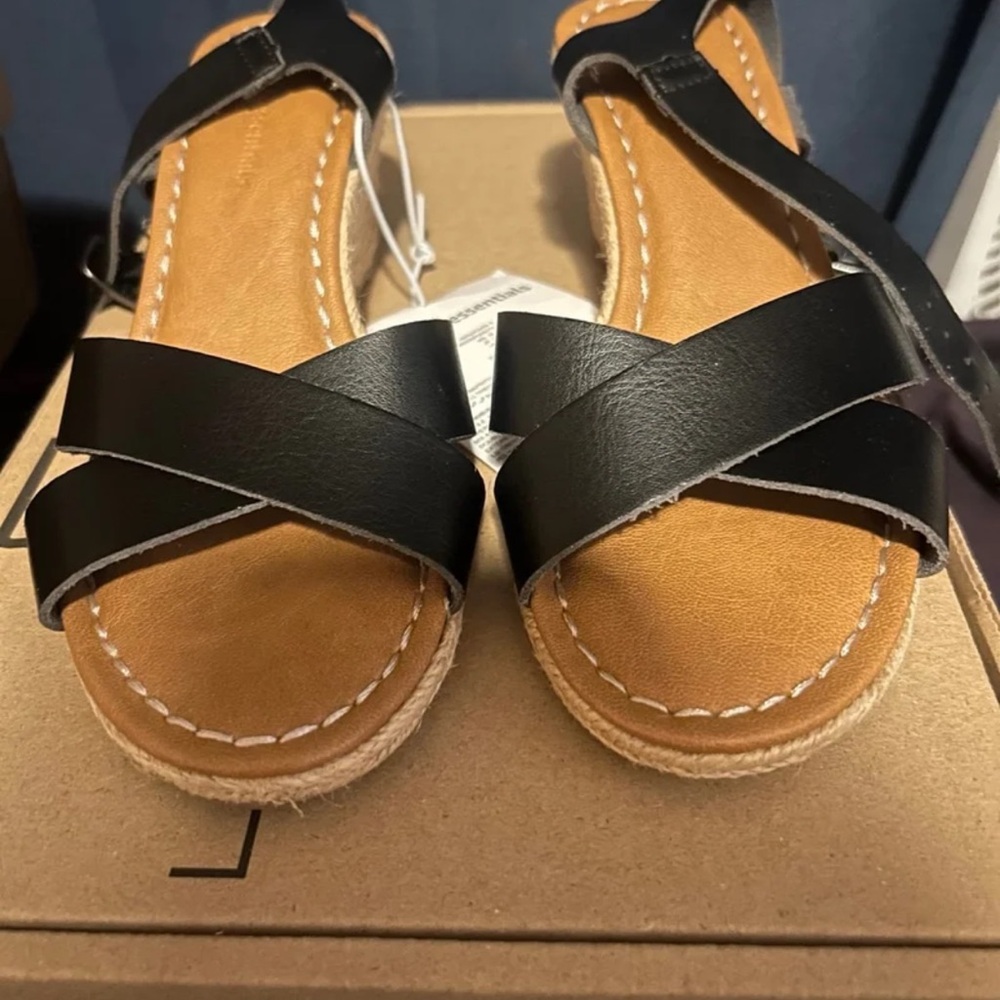 Amazon Essentials Black and Tan Sandals with Criss-Cross Straps